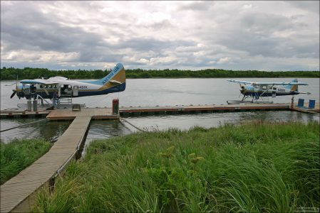 Перед посадкой на самолетик, отправляющийся в парк "Катмаи". Поселок King Salmon.