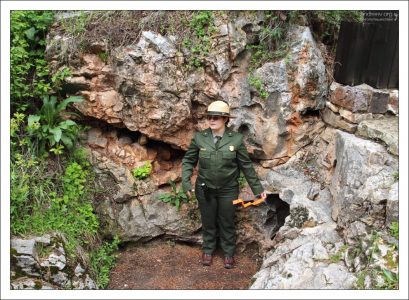 Рейнджер парка Wind Cave National Park у естественного входа в пещеры.