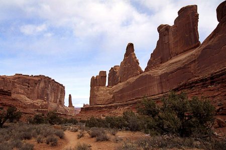 Тропа "Park Avenue", проходящая под дну старого каньона.