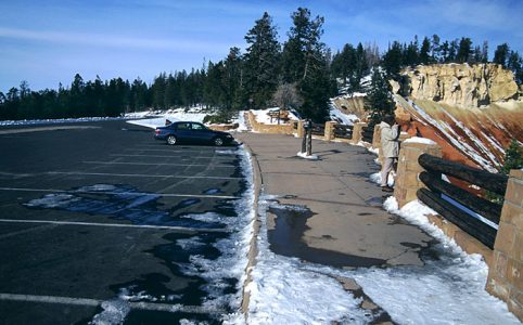 Пустая парковка около Rainbow point.