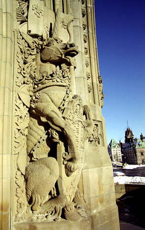 Гротескная фигура осла перед входом в Башню Мира. Парламентский Холм.