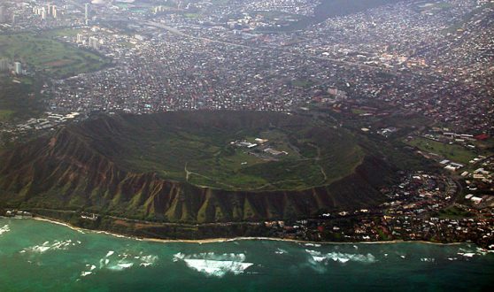 Потухший 10 тысяч лет назад вулкан на острове Оаху. Вид из самолета.