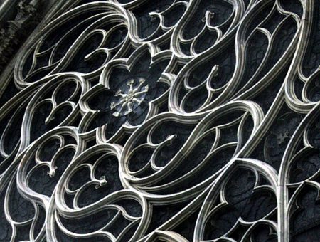 Вычурные решетки на окнах готического Duomo. Милан.