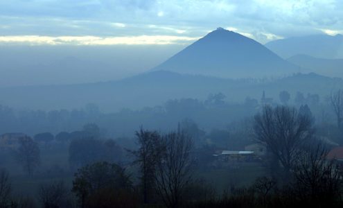 Гора Pola в утренней дымке.