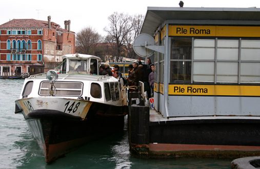 Один из видов общественного транспорта Венеции - motoscafo.