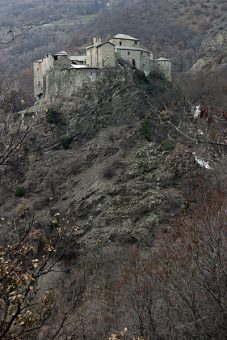 Удачно расположенный средневековый замок Quart. Рабочее название - "Фиг захватишь".