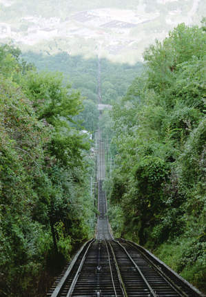 Крутая железная дорога протяженностью в одну милю. Наклон у вершины составляет 72.7%. Lookout Mountain.