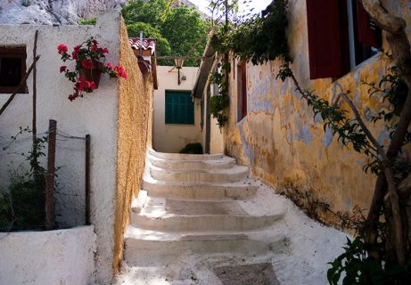 Домики в старинном районе Анафиотика (Anafiotika) у подножия Акрополя.