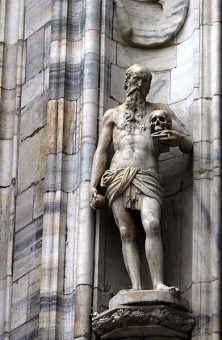 Одна из множества скульптур в нишах готического Duomo. Милан.