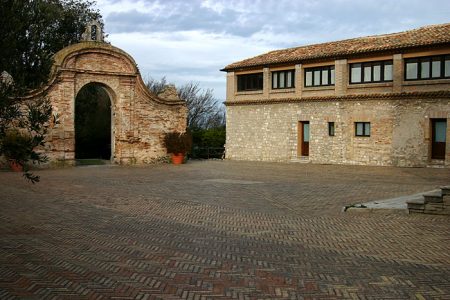 Внутренний дворик аббатства на вершине горы Monte Conero.