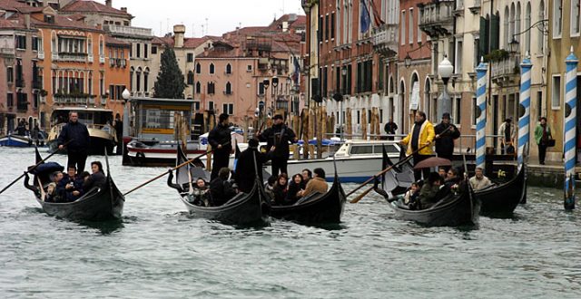 Гондольеры, катающие туристов.