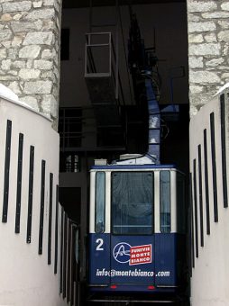 Вагончик канатной дороги на Мон Блан.