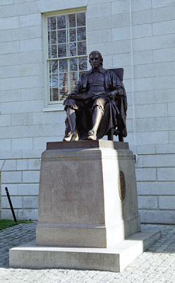 Статуя Джона Гарварда: место паломничества студентов, особенно перед экзаменами :) Кембридж.