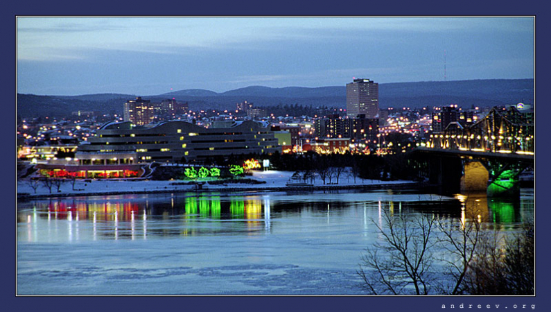 Новогодние огни в Оттаве. На той стороне французская провинция Квебек.