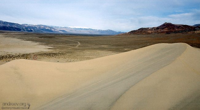 Труднодоступная дюна Eureka (Эврика). В кружок обведена машина у подножия дюны.