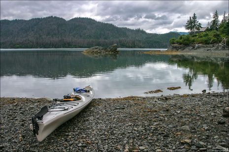 Каяк на берегу залива Качемак.