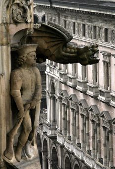 Одна из многочисленных горгулий, украшающих готический Duomo. Милан.