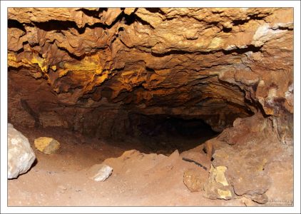 Кальцитовые натёки в пещере.