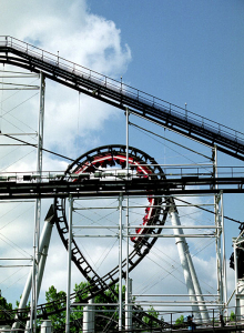 Аттракцион "Ninja - the black belt of roller coasters". Отличительная черта: множество двойных спиралей и "мертвых петель". Не для слабонервных! Six Flags.