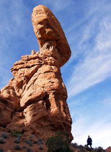 Гигантская скала Balanced rock. У подножия крошечная фигурка Ильи для масштаба.