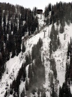 Склоны Альп и канатная дорога.