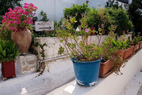 Улочка в Анафиотике с указателем к Акрополю.