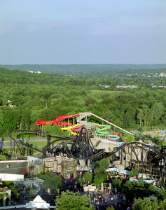 Вид на парк аттракционов Six Flags и на водный парк "Hurricane Harbor" с 18-этажного колеса обозрения Colossus.