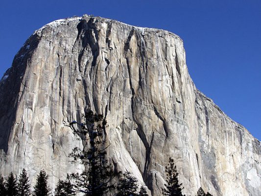 Огромная гранитная скала El Capitan.