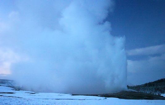 Гейзер "Old Faithful" во время извержения.