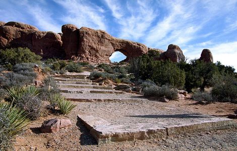 Ступени к северному и южному окнам.