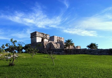 El Castillo на краю утеса в археологическом парке Тулум.