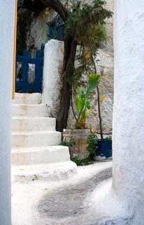 Выбеленная улочка в Анафиотике, шириной для одного человека.