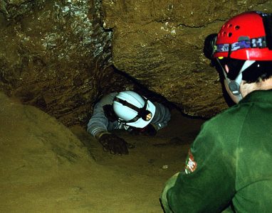 Лаз такой узкий, что его даже не видно из-за выползающего человека. Wild Cave tour.