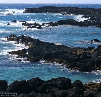 Острые лавовые мысы, вдающиеся в залив La Perouse.