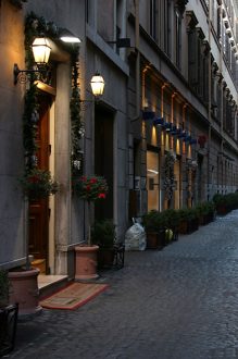 Брусчатка на улице Via Condotti.