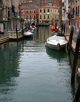 Типичная венецианская улочка.