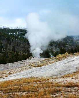 Гейзер "Old Faithful" с необычного ракурса.