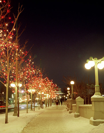 Вечерняя иллюминация на мосту. Французская провинция Квебек.