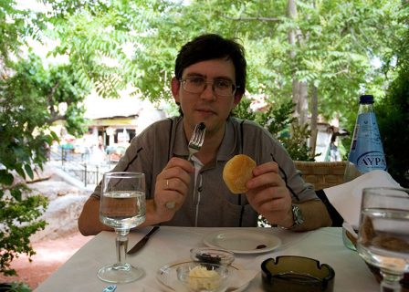 В ресторане "Дионисиос" рядом с гостиницей.