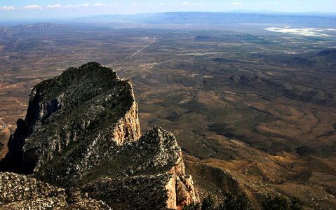 Top of Texas - вершина Техаса, и раскинувшаяся внизу пустыня Chihuahhuan desert.