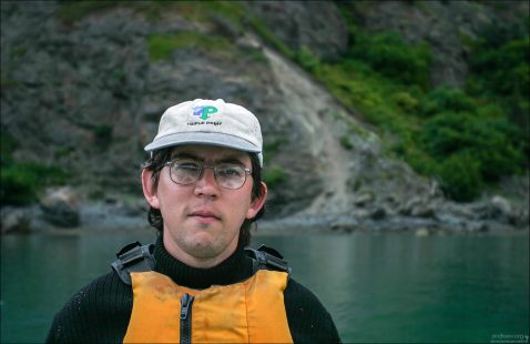 Илья в жилете и в каяке.