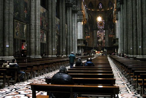 Внутри Duomo поддерживается 52-мя колоннами. Милан.