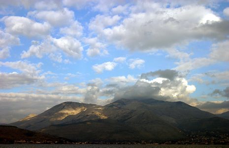 Пушистые облака над горой Monte Orlando. Прибрежный город Gaeta.