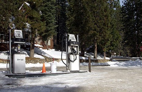 Заправка в центре парка с жуткими ценами.