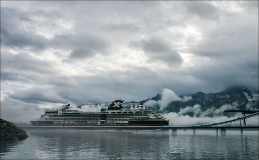 Нефтепровод Аляски и круизный корабль.