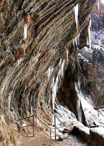 "Плачущая скала", из которой всегда сочится вода.