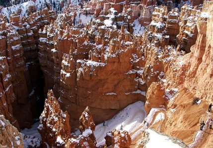 Начало змеевидной тропы "Навахо" (Navajo trail).