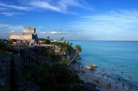 Люди отдыхают на пляже в Тулуме.