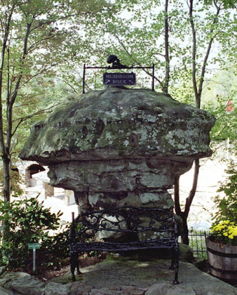 Скала-гриб. В окрестностях города Rock City.