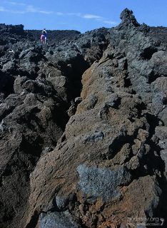 Горы застывшей лавы на подступах к Аквариуму.